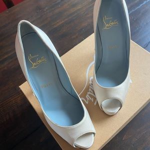 Christian Louboutin Very Prive Satin White size 37. Which is a size 7.